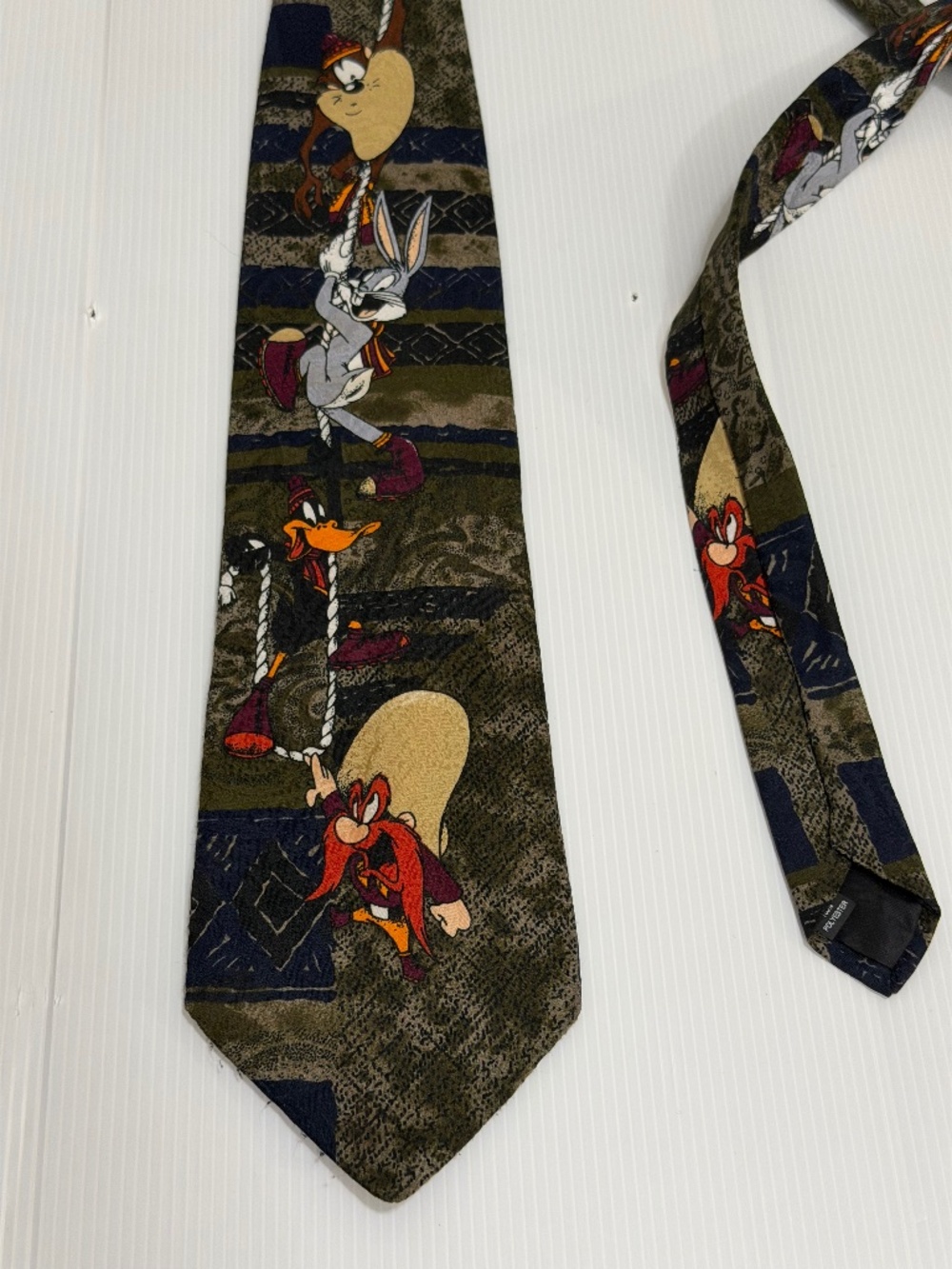 Vintage 1995 Looney Tunes "Climbing Rope" Necktie - Bugs, Taz, Daffy, Sam